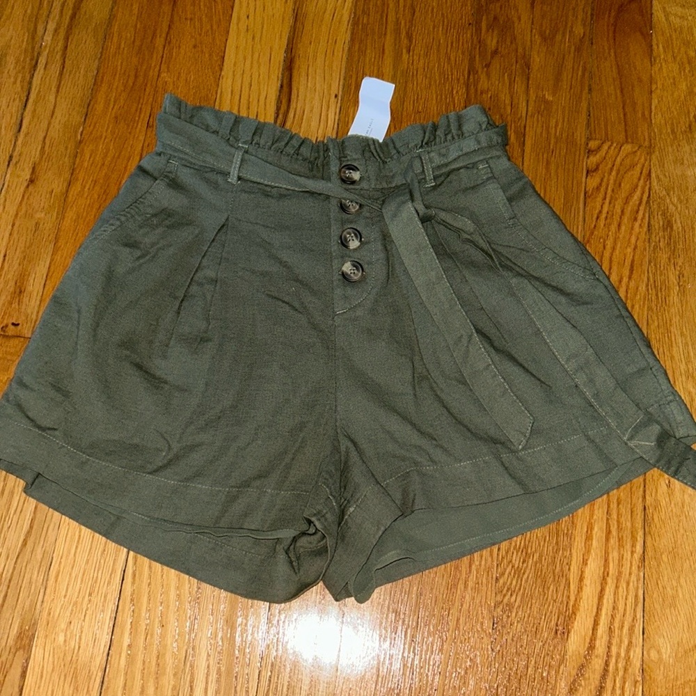 American Eagle women’s green paper bag shorts - Picture 2 of 3